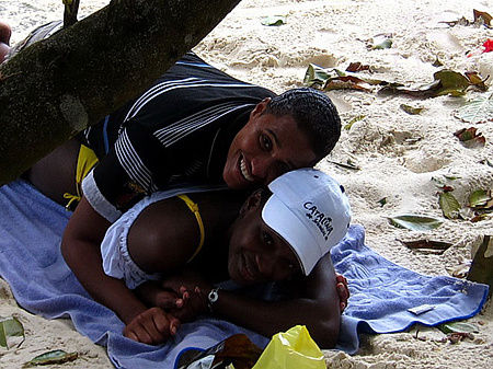 沙滩上的非洲情侣